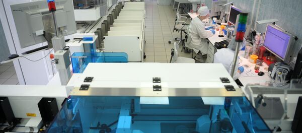 Лаборант в централизованной клинико-диагностической лаборатории городской клинической больницы №67 в Москве. - Sputnik Тоҷикистон