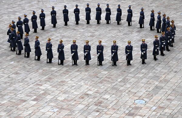 Военнослужащие Президентского полка во время церемонии  на Соборной площади Московского Кремля - Sputnik Таджикистан