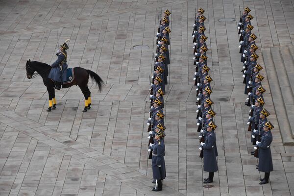 Военнослужащие  во время церемонии развода пеших и конных караулов на Соборной площади Московского Кремля - Sputnik Таджикистан