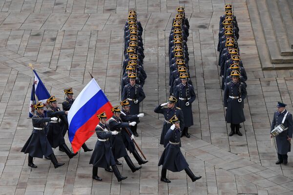 Военнослужащие Президентского полка во время церемонии развода пеших и конных караулов на Соборной площади Московского Кремля - Sputnik Таджикистан