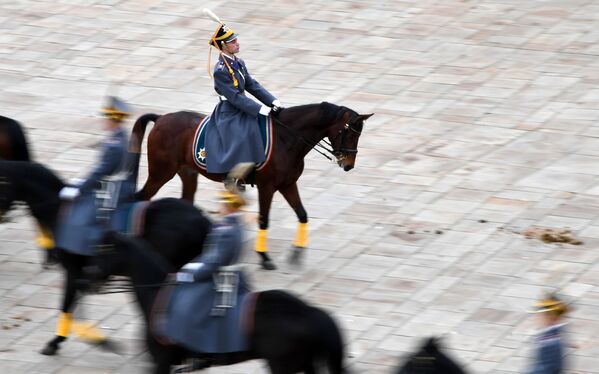 Военнослужащие Президентского полка во время церемонии развода пеших и конных караулов на Соборной площади Московского Кремля - Sputnik Таджикистан