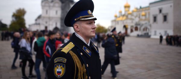 Военнослужащие Президентского полка во время церемонии развода пеших и конных караулов на Соборной площади Московского Кремля - Sputnik Таджикистан