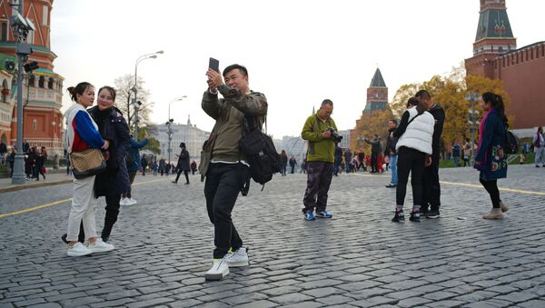 Иностранные туристы на Красной площади в Москве - Sputnik Таджикистан