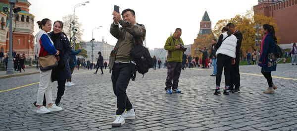 Иностранные туристы на Красной площади в Москве - Sputnik Таджикистан