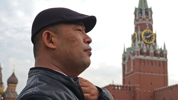 Иностранный турист на Красной площади в Москве - Sputnik Таджикистан