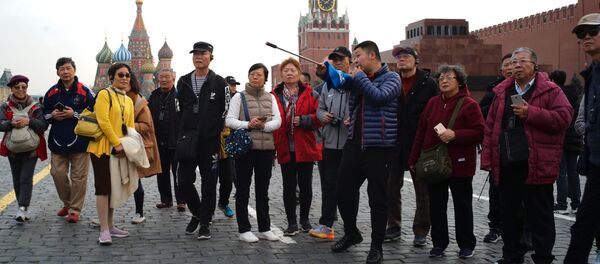 Группа иностранных туристов на Красной площади в Москве - Sputnik Таджикистан