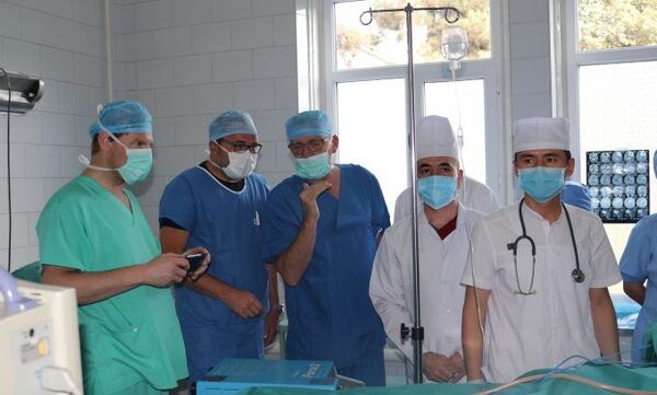 Пизишкони хориҷӣ майнаи сари Бибиоишаи 7-соларо ҷарроҳӣ карданд - Sputnik Тоҷикистон