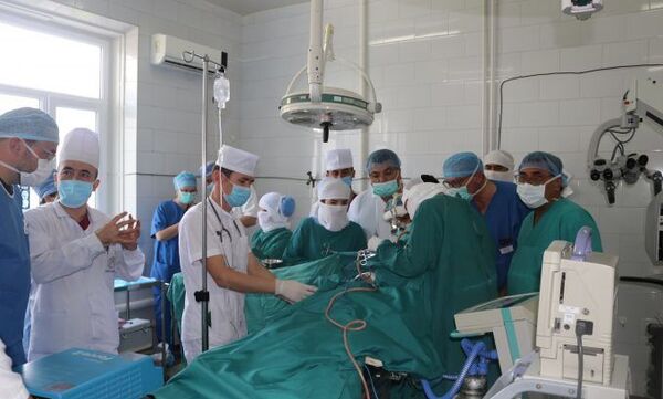 Пизишкони хориҷӣ майнаи сари Бибиоишаи 7-соларо ҷарроҳӣ карданд - Sputnik Тоҷикистон