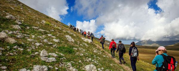 Туристы идут в поход - Sputnik Тоҷикистон