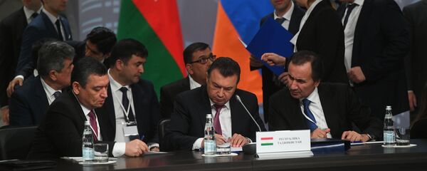 Премьер-министр Таджикистана Кохир Расулзода на заседании совета стран СНГ Премьер-министр Таджикистана Кохир Расулзода на заседании совета стран СНГ - Sputnik Таджикистан