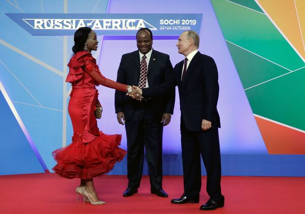 Президент России Владимир Путин и король Эсватини Мсвати III с супругой на саммите Россия - Африка в Сочи - Sputnik Таджикистан