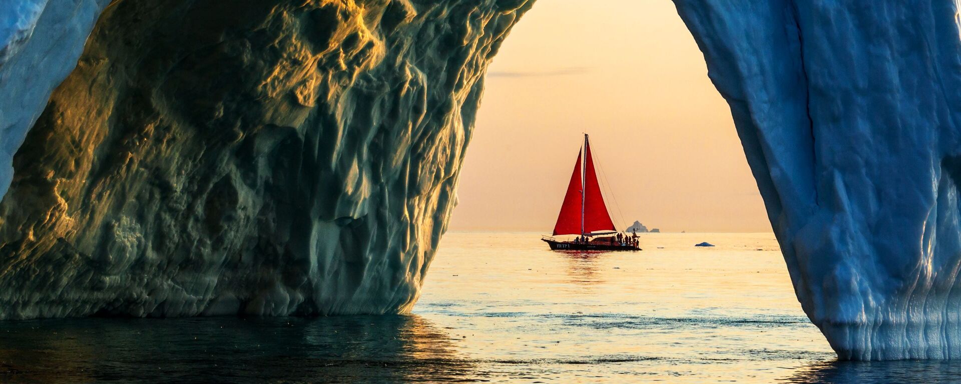 Яхта Петр Первый проплывает мимо айсберга в акватории острова Гренландия в рамках экспедиции российской компании Русарк - Sputnik Таджикистан, 1920, 10.01.2026