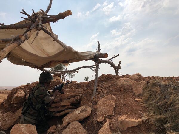 Сирийский военный на линии обороны на северо-западе района Манбидж в Сирии - Sputnik Таджикистан