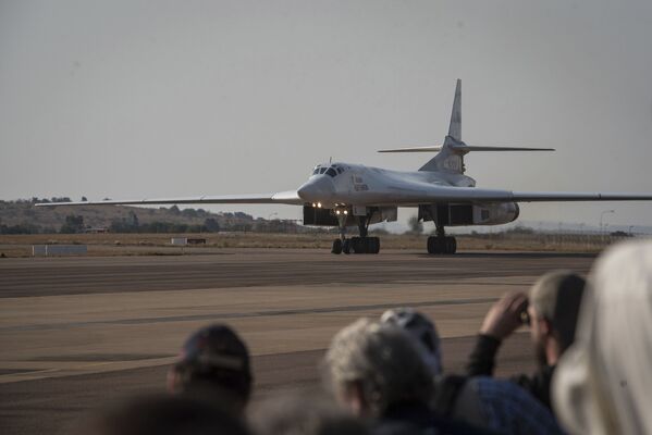 Один из двух российских бомбардировщиков Ту-160 на авиабазе Waterkloof в ЮАР - Sputnik Таджикистан