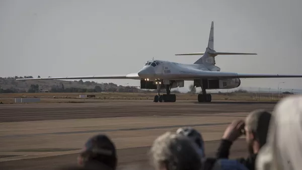 Один из двух российских бомбардировщиков Ту-160 на авиабазе Waterkloof в ЮАР - Sputnik Тоҷикистон