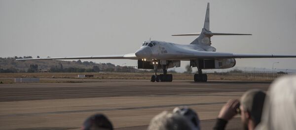Один из двух российских бомбардировщиков Ту-160 на авиабазе Waterkloof в ЮАР - Sputnik Тоҷикистон