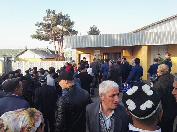 Афви 434 маҳбус: садҳо нафар барои истиқболи наздиконаш назди зиндони шаҳри Хуҷанд омаданд - Sputnik Тоҷикистон