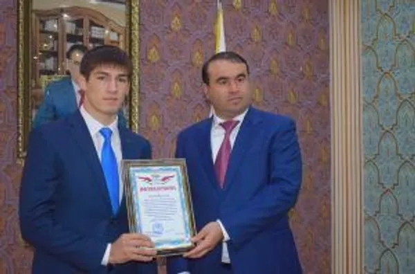 Қадрдонии Ҳукумати Тоҷикистон аз ҷаҳонпаҳлавон Сомон Маҳмадбеков Қадрдонии Ҳукумати Тоҷикистон аз ҷаҳонпаҳлавон Сомон Маҳмадбеков - Sputnik Тоҷикистон