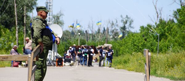 У КПВВ Станица Луганская состоялся первый этап отвода украинских подразделений У КПВВ Станица Луганская состоялся первый этап отвода украинских подразделений - Sputnik Таджикистан