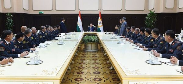 Мулоқоти Эмомалӣ Раҳмон, раисиҷумҳури Тоҷикистон бо кадрҳои навтаъин дар ВУД ва КДАМ Тоҷикистон - Sputnik Тоҷикистон