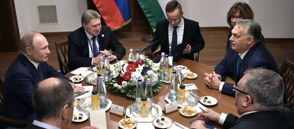 Президент РФ Владимир Путин и премьер-министр Венгрии Виктор Орбан - Sputnik Таджикистан