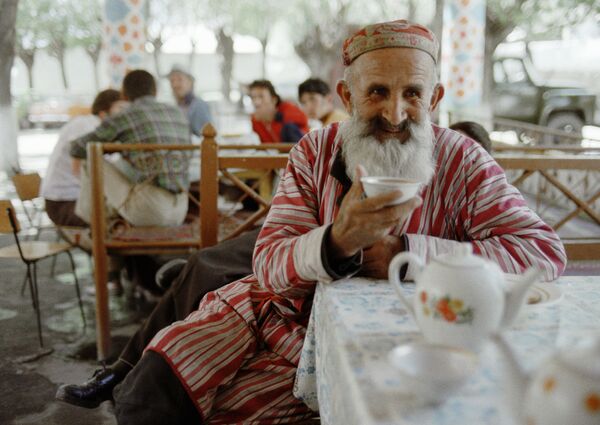 Старожил Таджикистана пьет чай в чайхане районного центра. - Sputnik Таджикистан