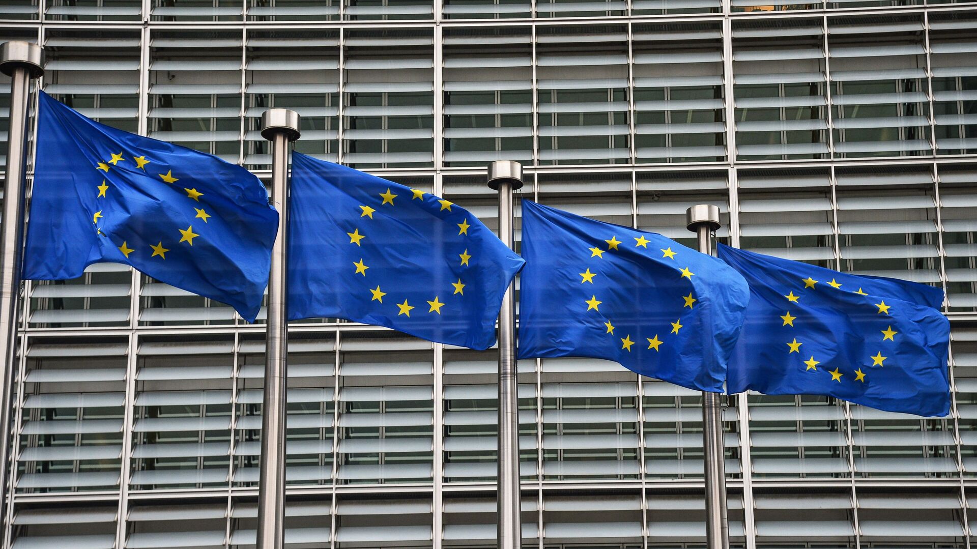 Флаги с символикой Евросоюза у здания Еврокомиссии в Брюсселе. - Sputnik Таджикистан, 1920, 05.08.2022
