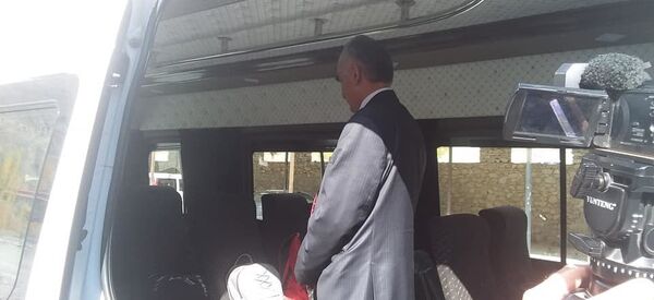 Ёдгор Файзов, раиси ВМКБ дар мусофирбар дар терминали Бидурд - Sputnik Тоҷикистон