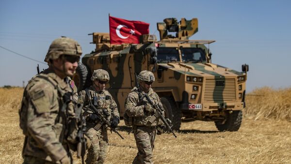 Американские солдаты проходят мимо турецкого военного спецтранспорта в Сирии - Sputnik Таджикистан