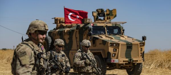 Американские солдаты проходят мимо турецкого военного спецтранспорта в Сирии - Sputnik Таджикистан
