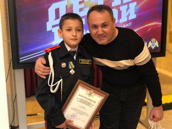 Қадрдонии Матвиенко аз кӯдаки 10-солаи тоҷик, ки дӯсташро аз чоҳи оби ҷӯш наҷот дод  - Sputnik Тоҷикистон