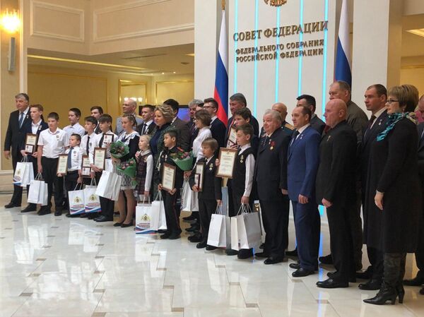 Қадрдонии Матвиенко аз кӯдаки 10-солаи тоҷик, ки дӯсташро аз чоҳи оби ҷӯш наҷот дод  - Sputnik Тоҷикистон