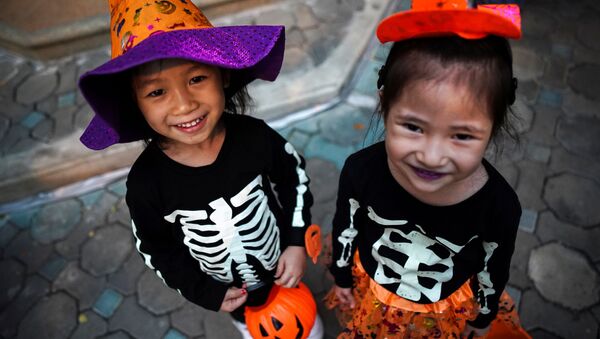 Девочки в костюмах ведьм на Хэллоуин в Бангкоке, Таиланд - Sputnik Таджикистан