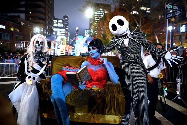 Участники ежегодного парада Village Halloween в маскарадных костюмах на Шестой авеню в Нью-Йорке - Sputnik Таджикистан