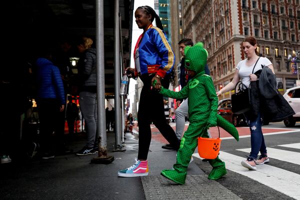 Ребенок в костюме динозавра на Таймс-сквер на Манхэттене в Нью-Йорке - Sputnik Таджикистан