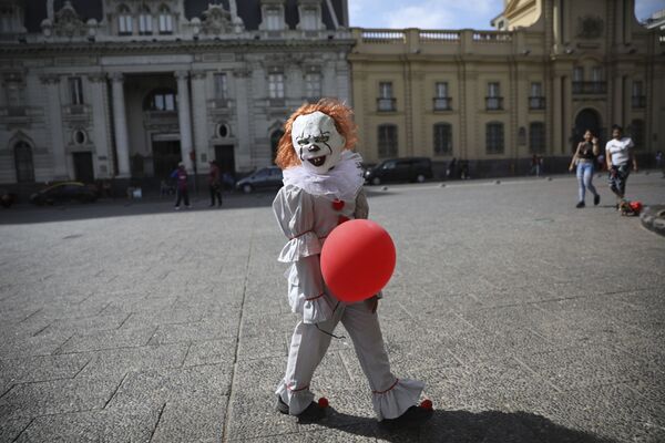 Ребенок в костюме клоуна во время празднования Хэллоуина в Сантьяго, Чили - Sputnik Таджикистан