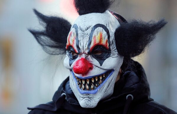 Человек в костюме зомби на прогулке зомби на Хэллоуин в Эссене, Германия - Sputnik Таджикистан