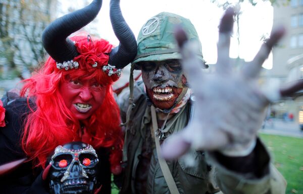 Люди в костюмах зомби на прогулке зомби на Хэллоуин в Эссене, Германия - Sputnik Таджикистан