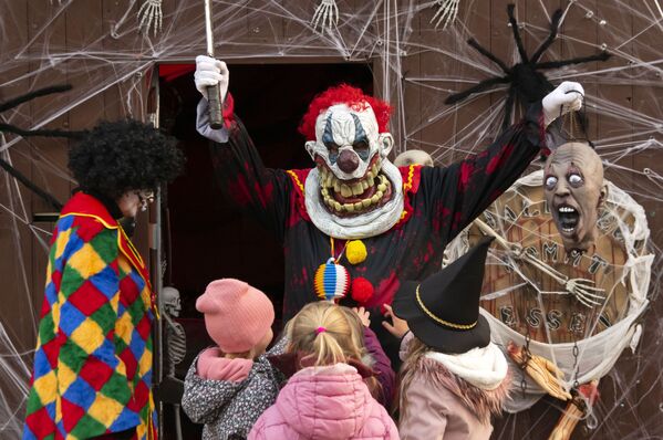 Люди в костюмах ужасных клоунов в коммуне Вальшлебен на Хэллоуин, Германия - Sputnik Таджикистан