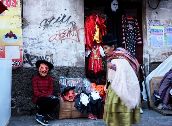Продавец костюмов на Хэллоуин во время празднования в Ла-Пасе, Боливия - Sputnik Таджикистан