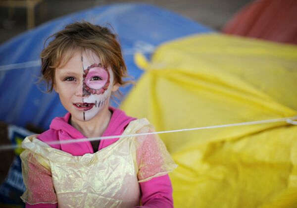 Мексиканская девочка в гриме во время празднования Хэллоуина в Сьюдад-Хуарес, Мексика - Sputnik Таджикистан