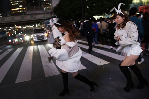 Девушки в костюмах во время празднования Хэллоуина в Токио, Япония - Sputnik Таджикистан