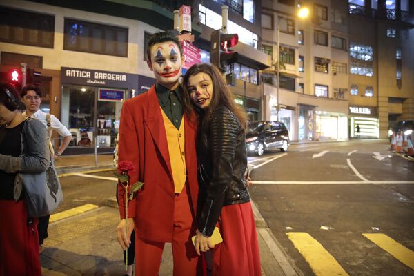Пара в костюмах во время празднования Хэллоуина в Гонконге - Sputnik Таджикистан
