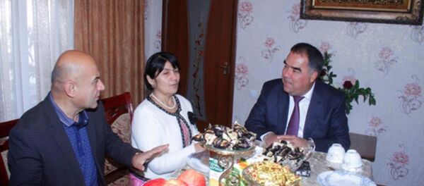 Раҷаббой Аҳмадзода Фарзона Хуҷандиро бо зодрӯзаш табрик кард - Sputnik Тоҷикистон