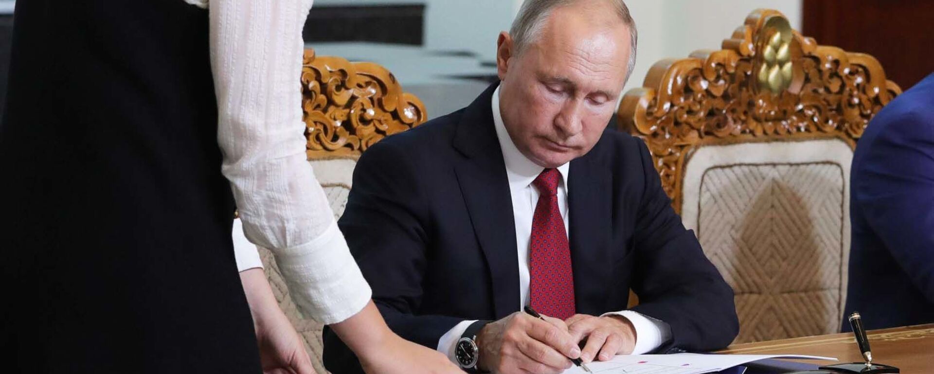 Президент РФ Владимир Путин подписывает документ, архивное фото - Sputnik Таджикистан, 1920, 01.07.2021