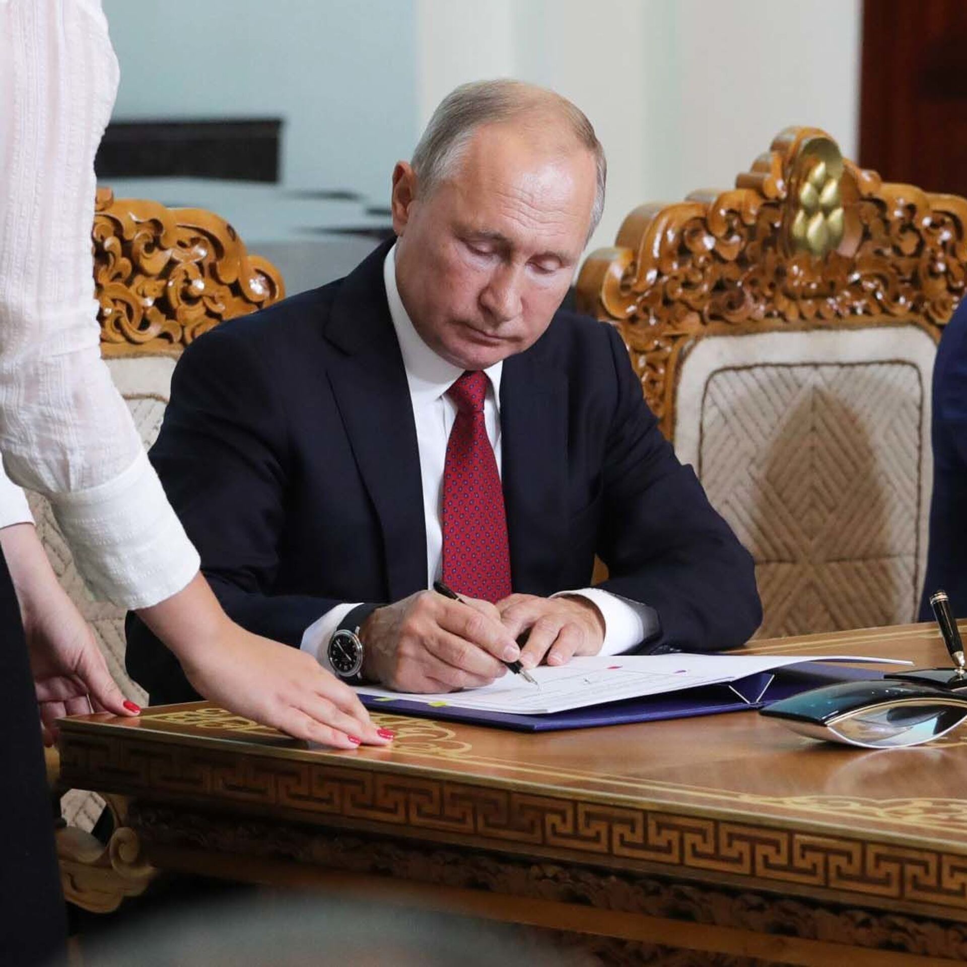 Путин Подписывает Фото