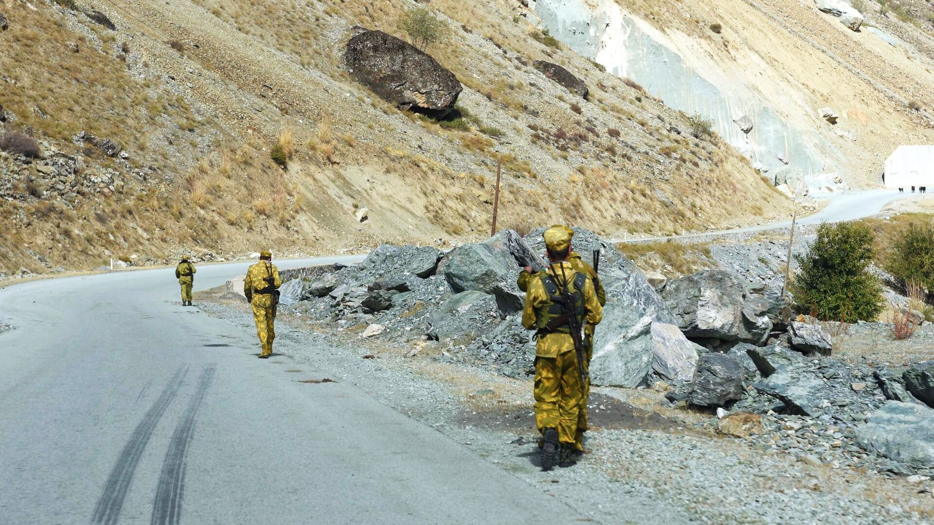 Уничтожить таджиков. Миротворцы таджико-афганской границе. Таджикско-Афганская граница 1995. Таджико Афганская граница пограничники.