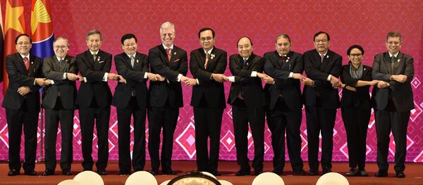 Советник президента США по национальной безопасности Роберт О’Брайен, премьер-министр Таиланда Прают Чан-Оча и представители других стран на саммите АСЕАН - Sputnik Таджикистан