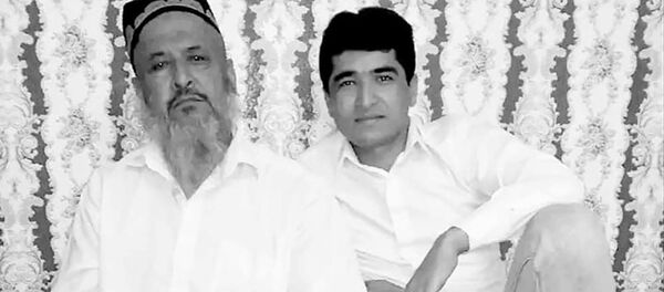 Погибший пограничник Изатуллои Абубакр с отцом - Sputnik Тоҷикистон