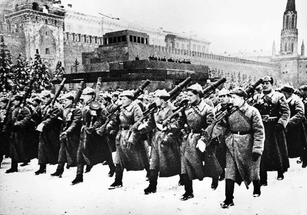 Ҷашнҳои рӯзи 7 ноябр дар Тоҷикистон ва ҷаҳон Ҷашнҳои рӯзи 7 ноябр дар Тоҷикистон ва ҷаҳон - Sputnik Тоҷикистон